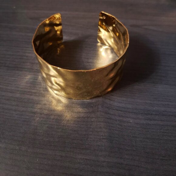 NWT gold hammered cuff bracelet / bracelet manchette or - Picture 2 of 5